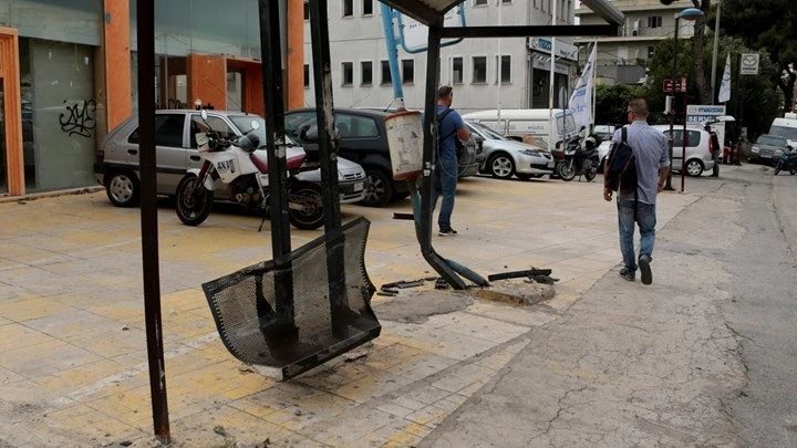 Τα πρώτα λόγια του οδηγού που έπεσε στη στάση λεωφορείου στη Μεταμόρφωση – Σε κατάσταση σοκ από το συμβάν (Βίντεο)